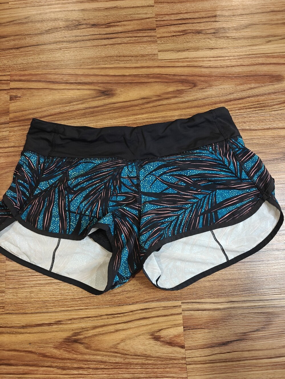 Lululemon Speed Short Palm Lace Tofino Teal Multi / Black In Size 6